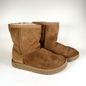 UGG Kids Classic Short Boots in Chestnut Size 2
